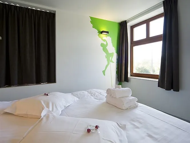 Adventure Valley Sporthouse 2*